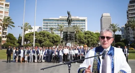 Dokuz Eylül Üniversitesi 43'üncü yaşını Cumhuriyet Meydanı’nda kutladı