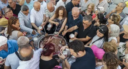 Karşıyaka’da aşure kazanı dostluk ve barış için karıldı
