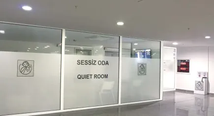 Adnan Menderes Havalimanı’nda Sessiz Oda hizmete girdi: Özel bireyler için huzurlu seyahat alanı