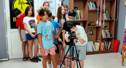 Bornova’da sinema atölyesiyle çocuklar kamera başına geçiyor