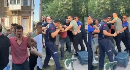 İzmir’de seyyar satıcı zabıta ekipleri tarafından sokak ortasında darp edildi