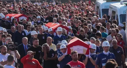 Orman şehitlerine veda: Alevlerin arasında kalan kahramanlara son görev