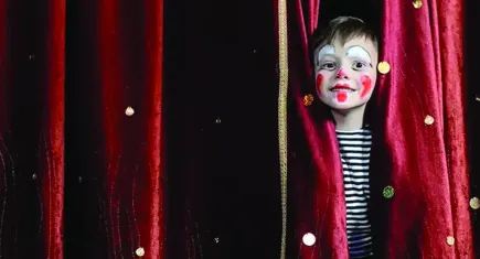 ‘Alice- Aynanın İçinden’ adlı tiyatro oyunu İzmir’de izleyicileriyle buluşacak
