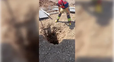 Kuyuya düşen vatandaşın yardımına İzmir itfaiyesi koştu 