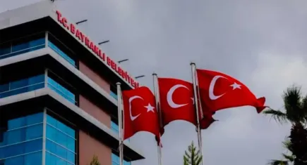 Bayraklı Belediyesi’nden evlenecek çiftlere ücretsiz gelinlik ve damatlık desteği 