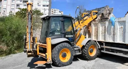 Çiğli’de temizlik hareketi: 26 mahallede moloz toplama atağı