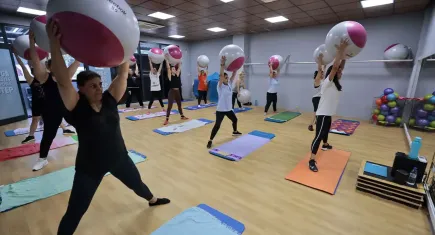 Konaklı kadınlar yaz boyunca hem spor yapıyor hem de sosyalleşiyor