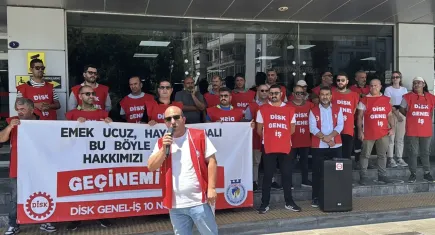 Karşıyaka Belediyesi işçileri, oturma eylemi yaptı