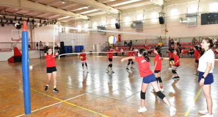 Çiğli’de yaz tatili sporla geçiyor: 7’den 70’e binlerce kursiyer Sporla Okulları’nda
