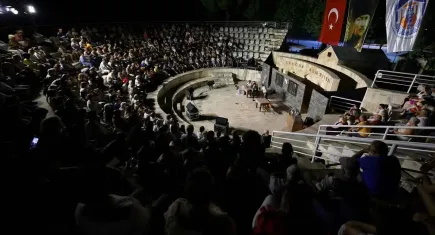 ‘İlmik İlmik’ Efes Selçuk’ta tiyatroseverlerle buluştu