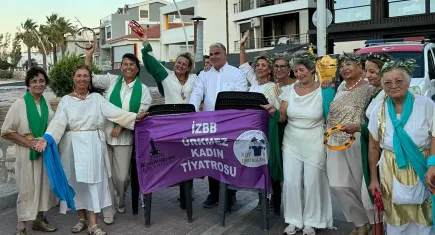 Karaburun’da tiyatro şöleni