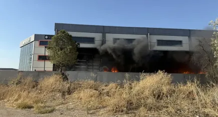 Kemalpaşa'da kamyonette başlayan yangın fabrikaya sıçradı
