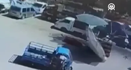 İzmir’de pazar şemsiyesi hamile kadın ve çocuğunun üzerine devrildi