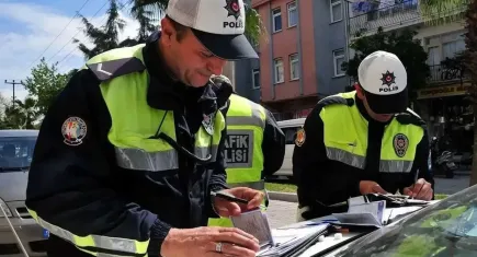 İzmir'de polisten kaçarken tıra çarptı: 69 bin lira ceza yedi!