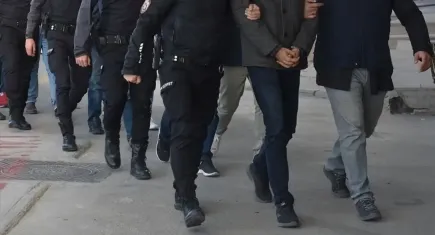 İzmir haber: Kimlik kontrolünde arbede! 8 şüpheli gözaltına alındı