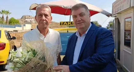 İzmir’de 45 yıldır taksicilik yapan Hüseyin Özden, bir tek trafik cezası almadan mesleğini sürdürüyor