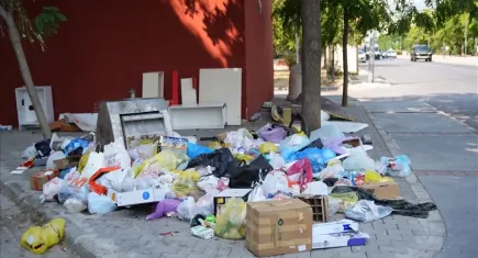 İzmir Karşıyaka'da çöpler birikti, çevreyi kötü koku sardı 