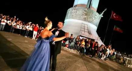 Karşıyaka Belediyesi’nden Cumhuriyet’e özel ücretsiz salon dansları kursu