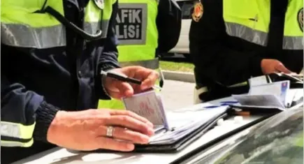 İzmir'de bunu yapan sürücüler yandı: Ekipler, aracı trafikten men etti