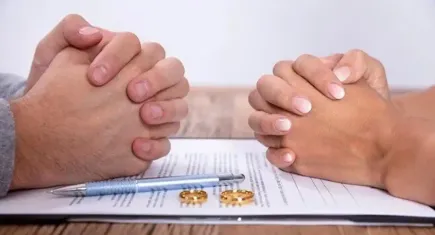 Yargıtay’dan emsal boşanma kararı: Evi sebepsiz terk eden kadın tam kusurlu bulundu! 10 bin lira tazminat ödeyecek