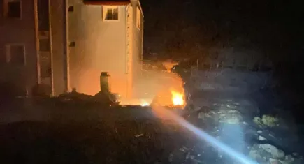 İzmir haber: Dikili’de gece yarısı otluk yangını! 7 ev kullanılamaz hale geldi