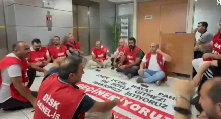 Karşıyaka’da maaş krizi: İşçiler başkanlık katında oturma eylemi yaptı
