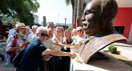 Konak ‘İzmir Baba’yı unutmadı!