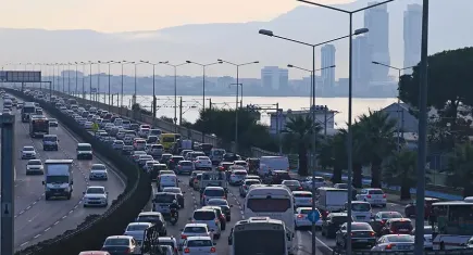 Grev İzmirlileri yoğun trafiğe mahkum etti