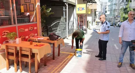 Konak’ta kaldırım işgaline sarı çizgi düzeni