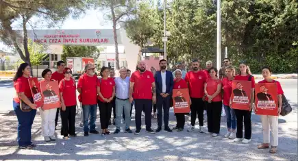 CHP Güzelbahçe’den cezaevi önünde eylem: Tutuklu başkanlar serbest bırakılsın