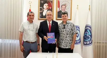 Fazıl Apaydın’ın yeni kitabı burun cerrahisinde genç cerrahlara rehber olacak