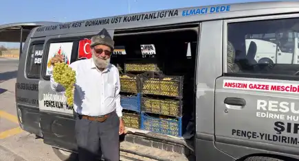 "Elmacı Dede" bu kez İzmir'deki mehmetçik için üzüm getirdi