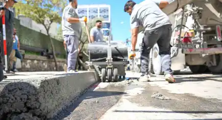 Bornova Belediyesi’nden İzmir’de bir ilk: Bordür makinesi sahada