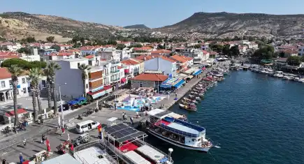 Güzel İzmir Hareketi sürüyor: Foça Küçük Deniz Meydanı yeniden kamusal kullanıma kavuştu