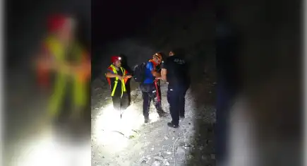 İzmir haber: Kayalıklarda mahsur kalan gençler kurtarıldı