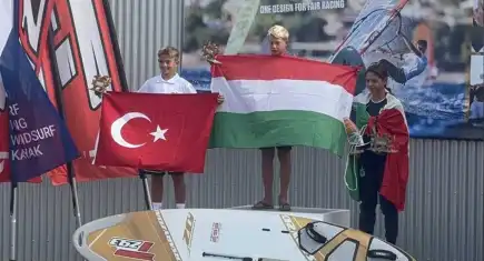 Milli sörfçü Tuna Tekin, Galler’deki dünya şampiyonasında 2 gümüş madalya kazandı