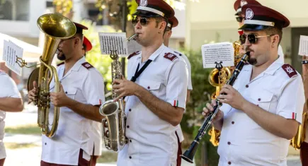Karşıyaka Belediye Bandosu’ndan sokak sokak zafer coşkusu