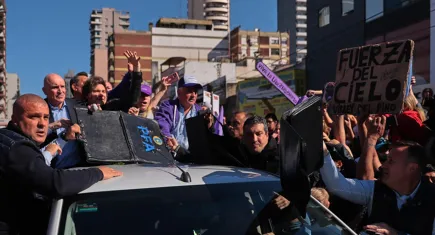 Seçim konvoyuna taşlı saldırı