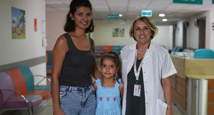 Süt alerjisi olan çocuk, 1,5 yıllık tedavinin ardından 5 yaşında dondurma yiyebildi