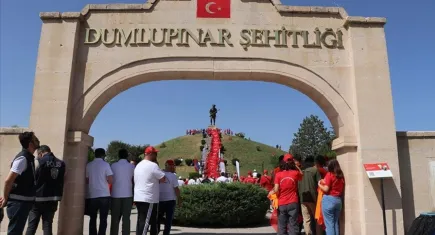 Dumlupınar Şehitliği'nde Zaferin 103. yılı coşkusu: Binlerce vatandaş Şehitleri andı