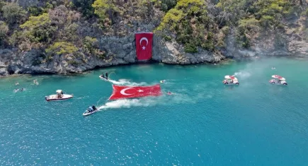 Fethiye'de Zafer Bayramı'na Özel Gökyüzü ve Denizde Türk Bayrağı Şov!
