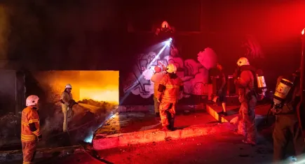 İzmir Konak’ta metruk binada yangın: İtfaiye 2 kişiyi kurtardı