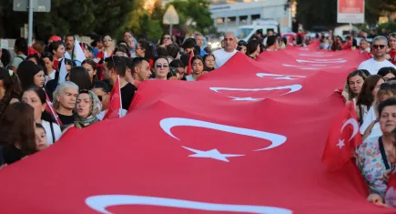 Aliağa’da 30 Ağustos coşkusu: Binler fener alayında yürüdü, Sefo sahneye çıktı