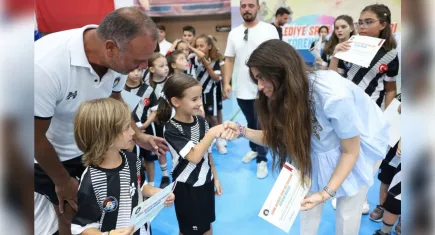 Çeşme Belediyesi Yaz Spor Okulu’nda sertifikalar sahiplerini buldu! 