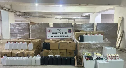 İzmir’de şok baskın: 7 ton sahte etil alkol ele geçirildi, 2 gözaltı!
