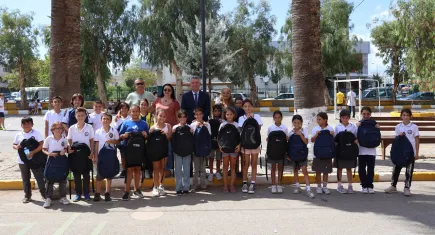 Güzelbahçe Belediyesi’nden öğrencilere kırtasiye ve okul çantası yardımı 