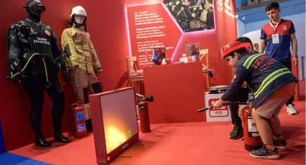 İzmir Fuarı’nda sanal gerçeklik ile yangın söndürme deneyimi