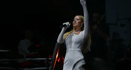 İEF’de Derya Uluğ rüzgarı: Çim Konserleri'nde müzik dolu gece