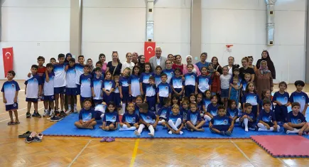 Kemalpaşa’da spor kursiyerlerine formalar Başkan Türkmen’den