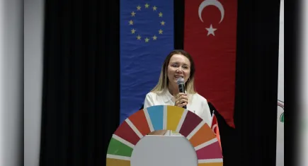 Mutlu, Konak’ta gençlerle iklim zirvesinde bir araya geldi